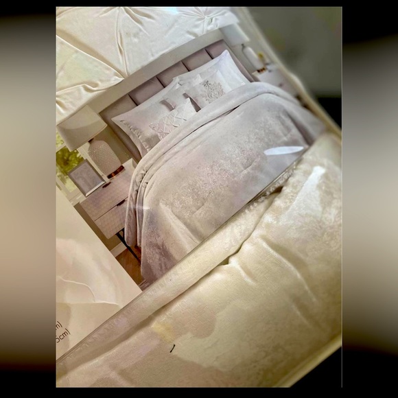 Bedding Tahari Queen 6 Pc Comforter Set Poshmark